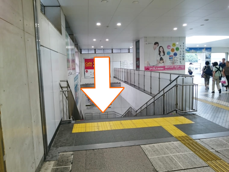 2. 進んですぐに見える階段で２階に下ります。