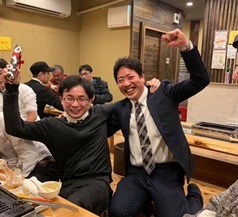 合格祝いでの様子。努力が報われ最高の笑顔です。